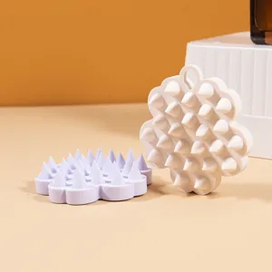 Brosse de shampooing de massage du cuir chevelu en silicone, poils doux pour le nettoyage.