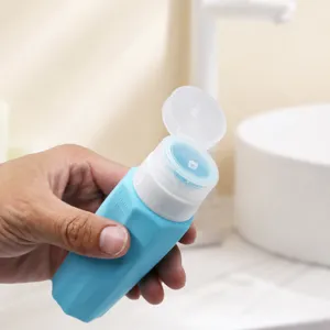Kit de flacons de voyage en silicone, contenant souple portable pour shampooing et lotion.