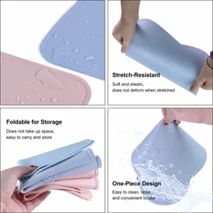 Detalle de mantel individual de silicona para bebés con bordes elevados, flexible y fácil de plegar.