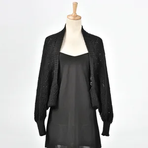 Cardigan court en maille losange noire châle pull haut avec vue détaillée de texture.