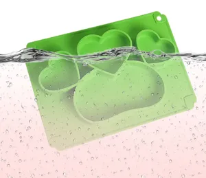 Détail de l'assiette bébé en silicone, compartiments verts en cœur, joli design.