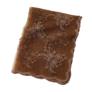 Foulard transparent marron en nylon avec motifs floraux et bords festonnés élégants.