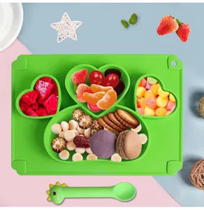 Assiette plate en silicone divisée pour bébé avec cuillère dinosaure pour les repas.