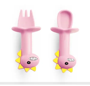 Siliconen dinosaurus baby lepel en vork detail, roze peuter servies close-up opname