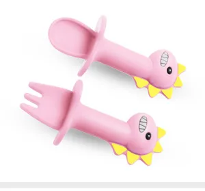 Schattige roze siliconen baby lepel en vork set, mooie dino handvat detailweergave.