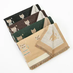 Nahaufnahme Detail von kuscheligen Strickschals mit niedlichem Katzenmuster und Fransen.