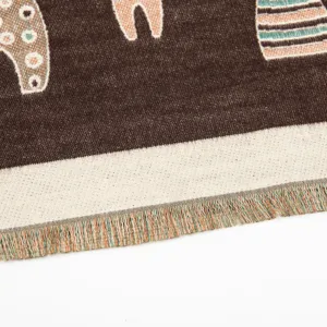 Brauner Strick Winterschal Stoffdetail mit niedlichem Katzenmuster und Fransenrand.
