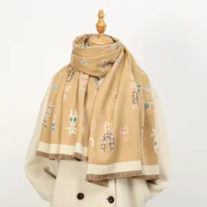 Gemütlicher Herbst- und Winterschal mit süßem Katzenprint, Fransen und warmem Kaschmirgefühl.