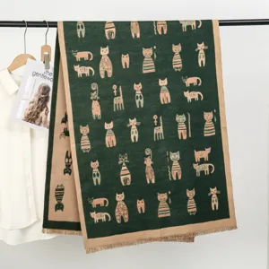 Detailansicht des niedlichen Katzen-Muster Strickschals, warmer Winter Kaschmir-Schal mit Fransen.