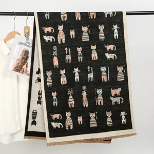 Nahaufnahme des süßen Katzenmuster Strickschals, kuscheliges Winter Accessoire für Damen.