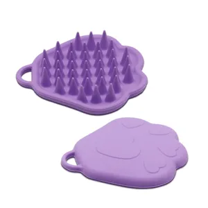 Brosse de massage du cuir chevelu en silicone violet en forme de patte pour lavage et soins capillaires.