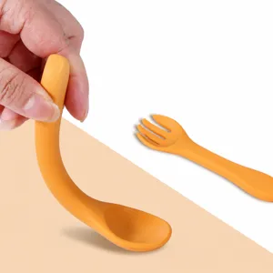 Set di cucchiaio e forchetta in silicone flessibile per neonati, stoviglie morbide.