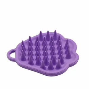 Brosse de massage du cuir chevelu en silicone violet pour lavage et nettoyage.
