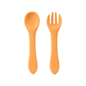 Set di cucchiaio e forchetta in silicone per neonati addestramento alla pappa autonoma.