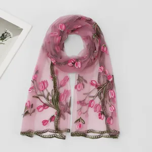Détail d'écharpe florale brodée transparente rose, élégant châle en gaze pour femmes.