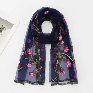 Foulard transparent bleu marine avec broderie de tulipes roses, élégant long châle.