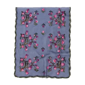 Écharpe florale brodée bleue longue châle en nylon pour femmes, accessoire de mode élégant.
