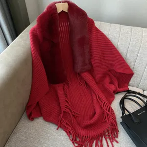 Rotes Winter Strick Cape Schal mit Flauschigem Pelzkragen und Fransen Saum Design