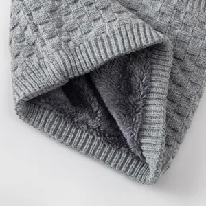 Dicker, gefütterter Strick-Halswärmer im Detail, weicher Polyester-Winter-Halsschutz.