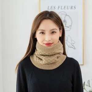 Detailaufnahme des warmen Strick-Halswärmers für den Winter, kuschelig weiches Fleece.