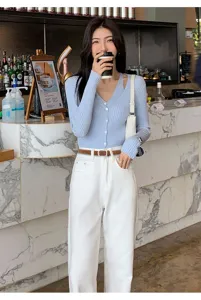 Foto di dettaglio del outfit con cintura in pelle da donna elegante e stile minimalista.