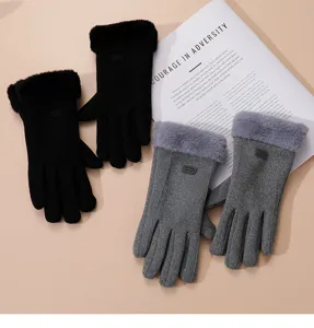 Gedetailleerd overzicht van gezellige winter touchscreen handschoenen met pluche manchet.