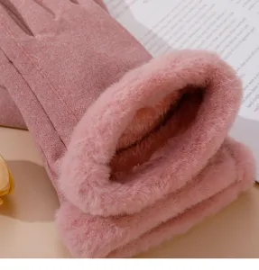 Close-up van roze winterhandschoenen met pluche harige boorden en warme zachte fleece voering.