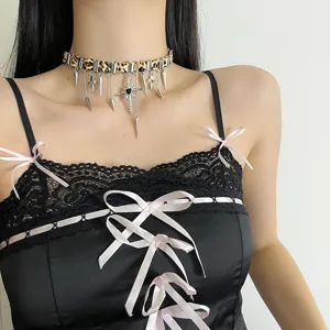 Y2K Leo-Print Leder Choker Halskette mit Metall Quasten und Kreuz Anhänger für Frauen.