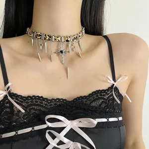 Y2K Leoparden Choker Halskette mit Metall Kreuz Anhänger und Nieten Quasten Detailansicht.