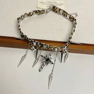 Y2K Punk Leopard Muster Leder Choker Halskette mit Metall Kreuz und Quaste Anhänger Damen.