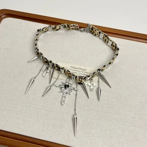 Y2K Leo-Print Choker Halskette mit gotischen Kreuz-Anhängern und Nieten für Damen.