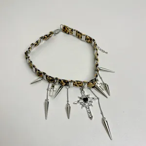 Y2K Punk Stil Leo Print Leder Choker Halskette mit Metall Spikes und Kreuz Anhänger Details.