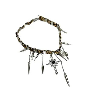 Y2K Leopard Muster Choker Halskette Punk Nieten Kreuz Anhänger Gothic Schmuck für Damen