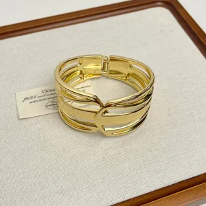 Brazalete rigido geometrico hueco dorado para mujer, joya de moda minimalista para estilo urbano.