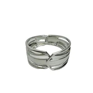 Brazalete rígido geométrico hueco plateado, pulsera de metal minimalista moderna para mujer.