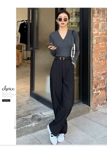 Vista dettagliata della cintura in vera pelle da donna in un elegante outfit streetwear.