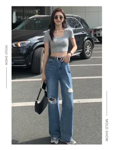 Elegante completo da donna con top corto e jeans strappati, ideale per lo stile di streetwear.