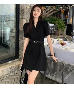 Elegante abito blazer nero da donna con cintura sottile ideale per look casual giornaliero