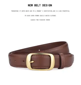 Dettaglio cintura in pelle marrone, classica fibbia dorata, cuciture rifinite per donna.