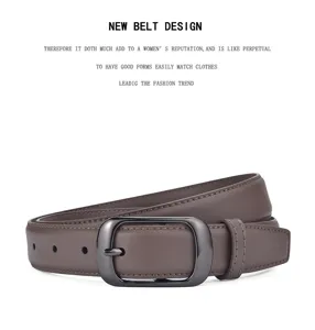 Vista dettagliata di una elegante cintura in pelle marrone da donna con fibbia in metallo.