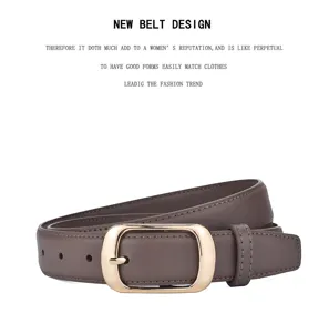 Vista dettagliata cintura in pelle marrone da donna con classica fibbia ad ardiglione in metallo.