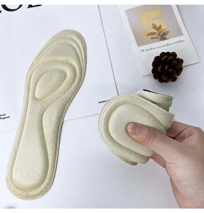 Detailansicht dicker Winter Plüsch Einlegesohlen, weiches Fleece Design mit Massage Polsterung.
