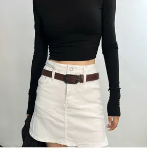 Retro brown pin buckle leather belt detail shot, simple and versatile fashion daily accessory.
