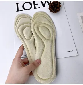 Plüsch verdickte Einlegesohlen Detail mit weicher Fleecetextur und ergonomischer Massagestütze.