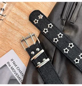 Nahaufnahme des Vintage Jeansgürtels mit Stern Metallösen und Doppelschnalle für Y2K Mode.