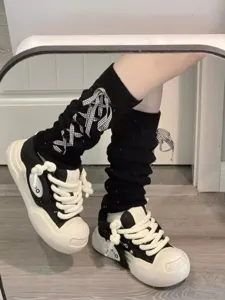 Schwarze Damen Beinwärmer gestrickte Stulpen mit Schleife Schnürung für JK Stil Alltagsoutfit.