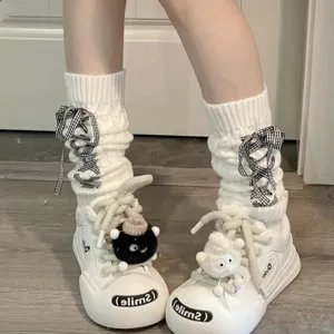 Weiße Strick-Beinwärmer für Damen, süße Stulpen und stilvolle JK-Socken im Frühling.