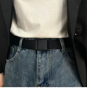Elastischer Taillengürtel Detailansicht mit schwarzem Stretchband und flacher Schnalle.