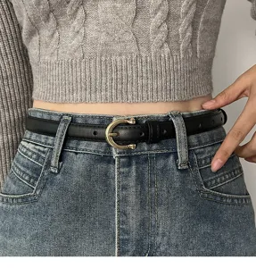 Cintura sottile in pelle nera minimalista con fibbia in metallo dorato per jeans alla moda.