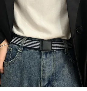 Nahaufnahme Detail eines blau-weiß gestreiften elastischen Gürtels mit schwarzer Kunststoffschnalle.